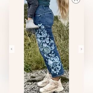 Free people Embroidered floral blue jeans 🦋